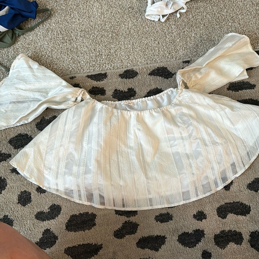 White bubble sleeve top